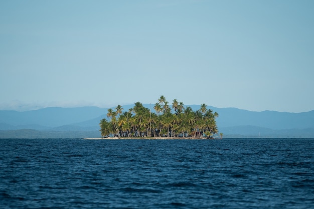 Piccola isola tropicale con palme da cocco e vacanze sulla spiaggia di sabbia bianca e concetto di viaggio