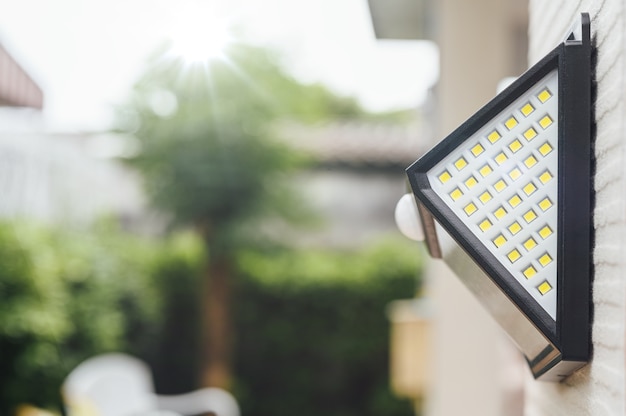 Piccola luce led ad energia solare con sensore di movimento.