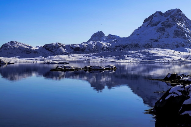 Piccola montagna nelle isole Tind Lofoten