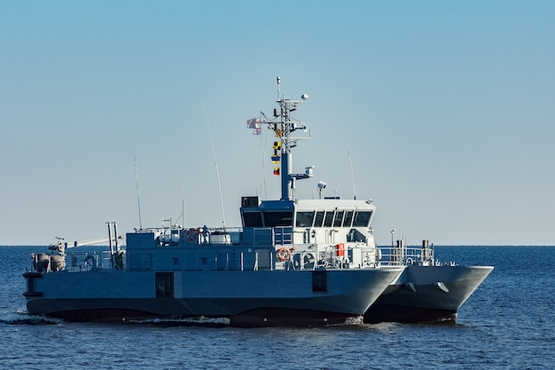 Piccola nave militare grigia che si muove dal Mar Baltico