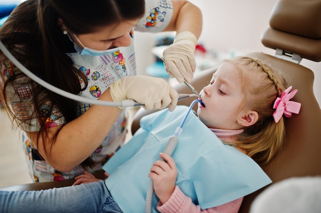 Piccola neonata alla sedia del dentista