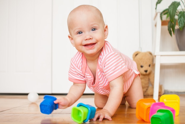 Piccola neonata che gioca con i giocattoli educativi