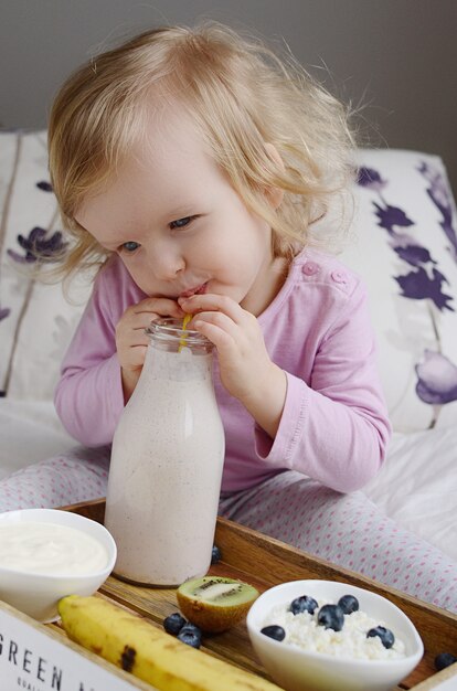 Piccola neonata che mangia prima colazione sana a casa