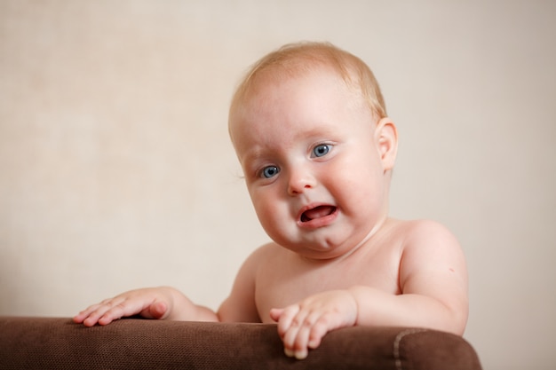 Piccola neonata sveglia che esamina la macchina fotografica