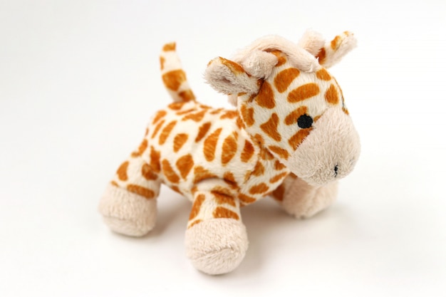 Piccola peluche farcita della giraffa isolata