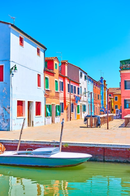 Piccola piazza del mercato dal canale di Burano, Venezia, Italy