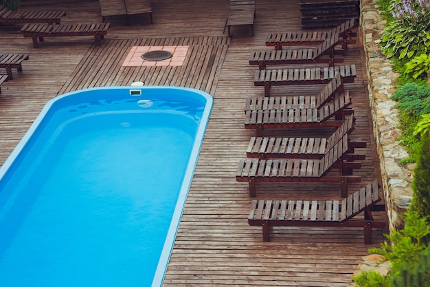 Piccola piscina blu vicino casa