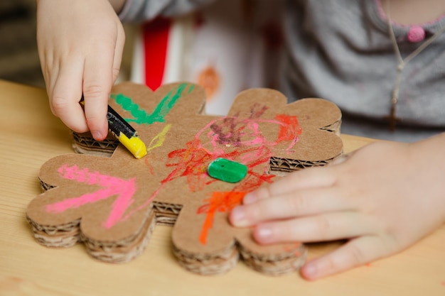 Piccola pittura di una bambina con vernici colorate a fuoco selettivo