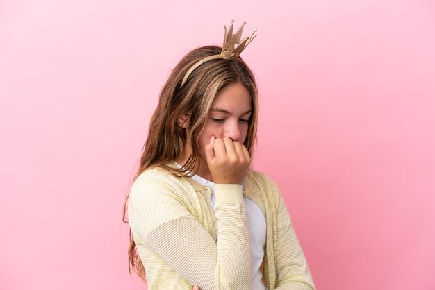 Piccola principessa con corona isolata su sfondo rosa che ha dubbi