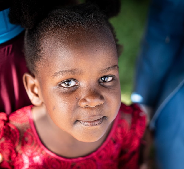 Piccola ragazza africana nera sveglia vicino ritratto