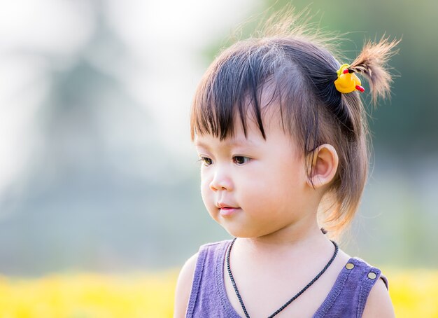 Piccola ragazza asiatica carina in giardino