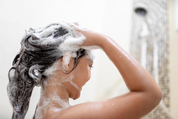 Piccola ragazza asiatica fare un bagno