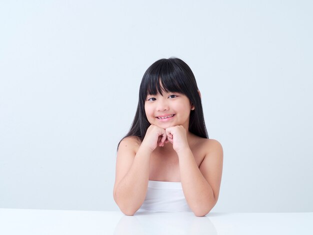 Piccola ragazza asiatica sveglia con capelli lunghi