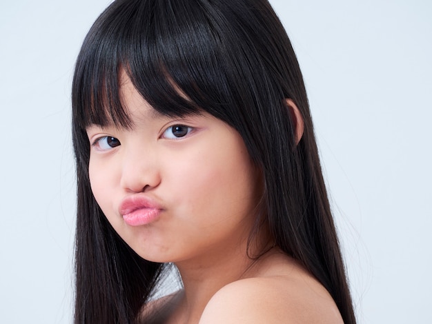 Piccola ragazza asiatica sveglia con capelli lunghi