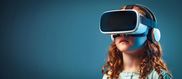 Piccola ragazza carina che indossa la realtà virtuale Concept tecnologico del futuro con creatività nello spazio di copia