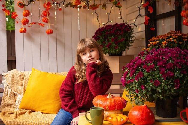 piccola ragazza carina per strada in autunno bambino ritratto