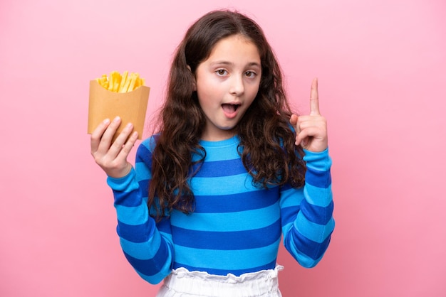 Piccola ragazza caucasica che festeggia un compleanno isolata su sfondo bianco che indica una grande idea