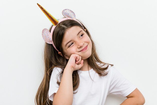 Piccola ragazza caucasica con costume e accessori divertendosi