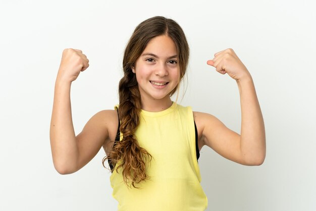 Piccola ragazza caucasica isolata su sfondo bianco che celebra una vittoria