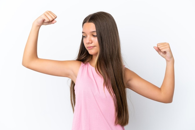 Piccola ragazza caucasica isolata su sfondo bianco che fa un gesto forte