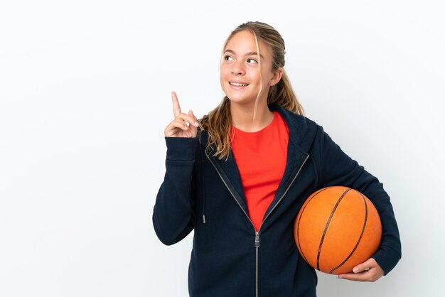 Piccola ragazza caucasica isolata su sfondo bianco che gioca a basket e ha un'idea