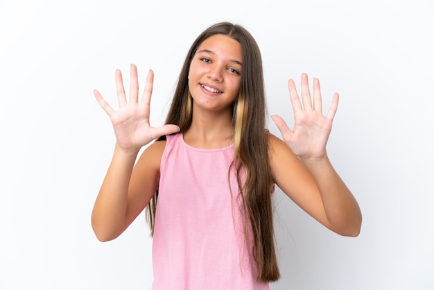 Piccola ragazza caucasica isolata su sfondo bianco contando dieci con le dita