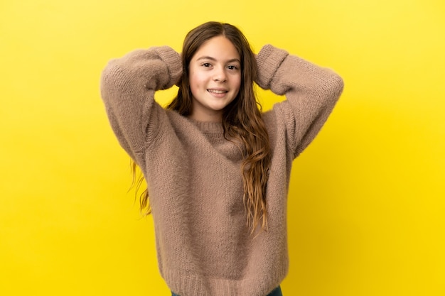 Piccola ragazza caucasica isolata su sfondo giallo ridendo