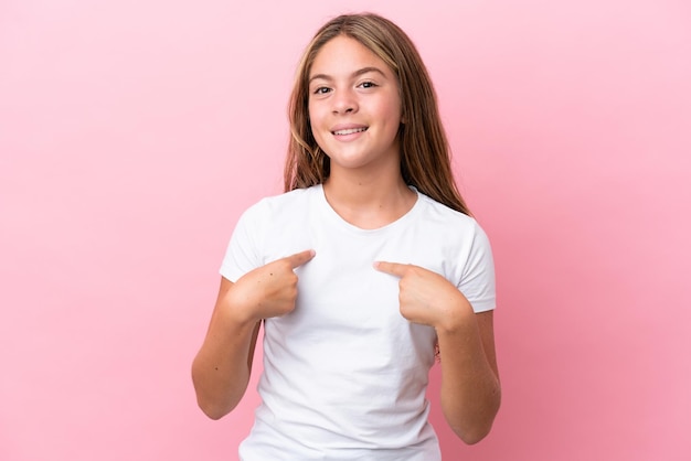 Piccola ragazza caucasica isolata su sfondo rosa con espressione facciale a sorpresa