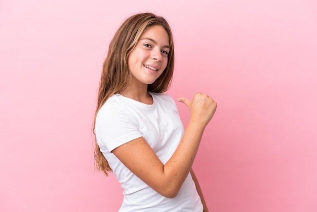 Piccola ragazza caucasica isolata su sfondo rosa orgogliosa e soddisfatta di sé