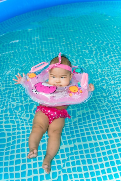 Piccola ragazza che nuota in piscina