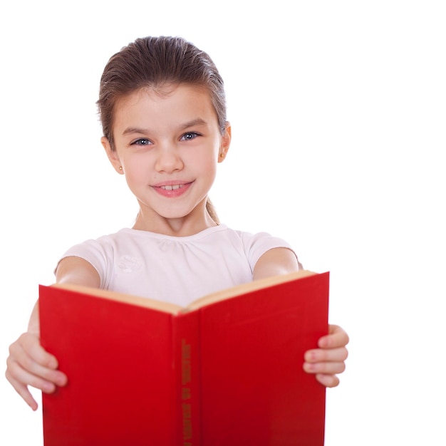 Piccola ragazza che tiene uno studio di libri rossi su sfondo bianco