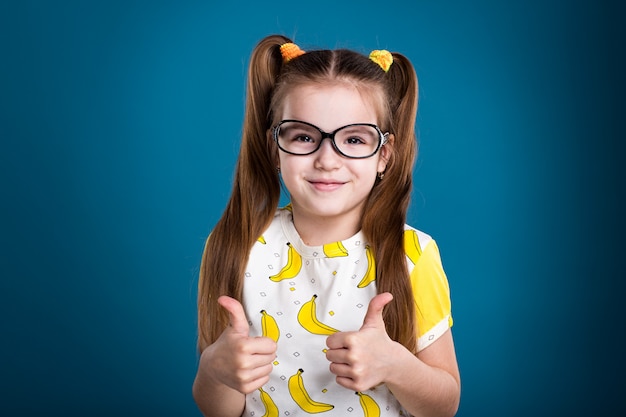 Piccola ragazza con i capelli scuri in occhiali