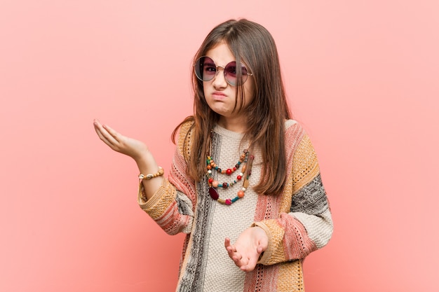 Piccola ragazza del hippie che dubita tra due opzioni