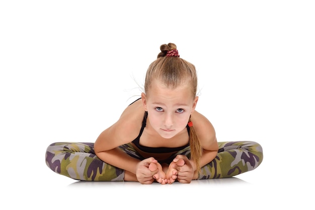 Piccola ragazza di yoga