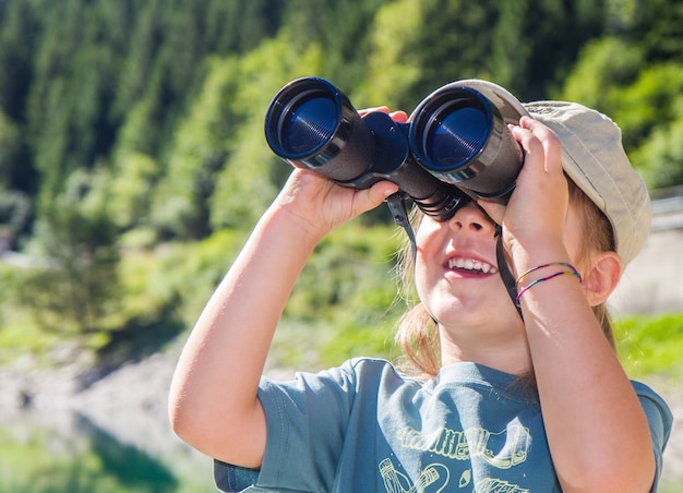 piccola ragazza escursionista in montagna