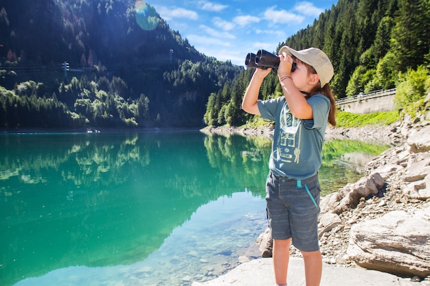 piccola ragazza escursionista in montagna