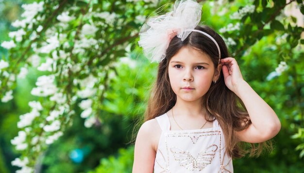 Piccola ragazza fantasia accessorio fascia natura giardino sfondo concetto di bellezza