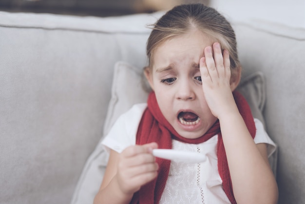 Piccola ragazza malata sconvolta dalla temperatura elevata.