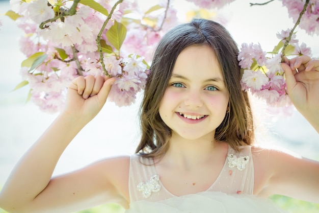 Piccola ragazza sorridente in fiore