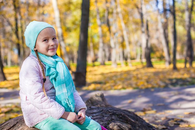 Piccola ragazza sveglia nel parco di autunno