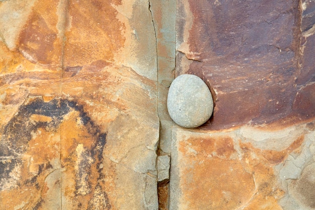 Piccola roccia di pietra sullo sfondo di Waymont Beach Irlanda