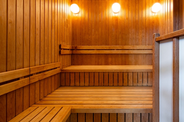 Piccola sauna con panche di legno