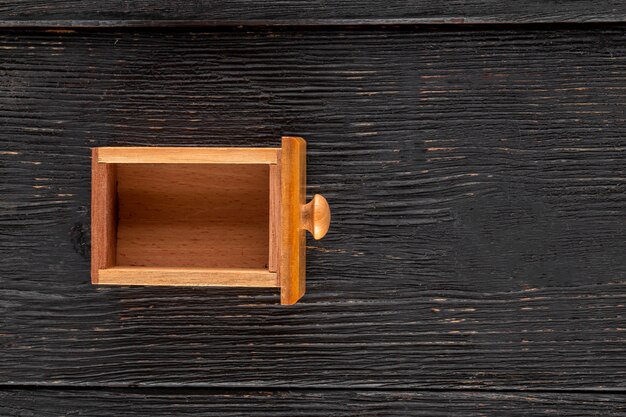 Piccola scatola di legno sul tavolo di legno scuro