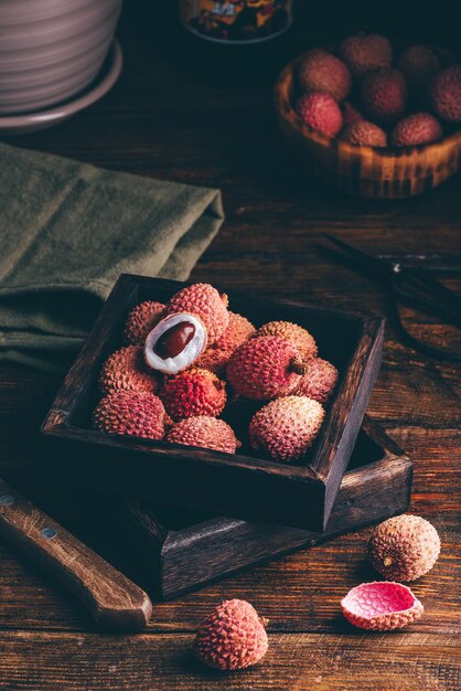 Piccola scatola piena di frutti di litchi