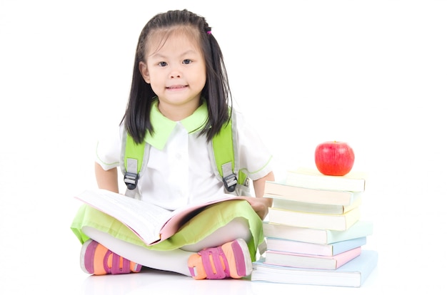 Piccola scolara felice con i libri isolati su fondo bianco