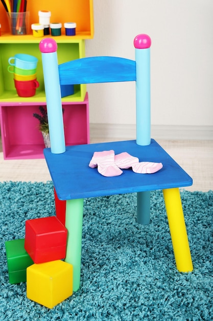 Piccola sedia colorata per bambini piccoli