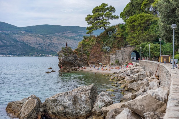 Piccola spiaggia lungo la passeggiata Herceg Novi Montenegro