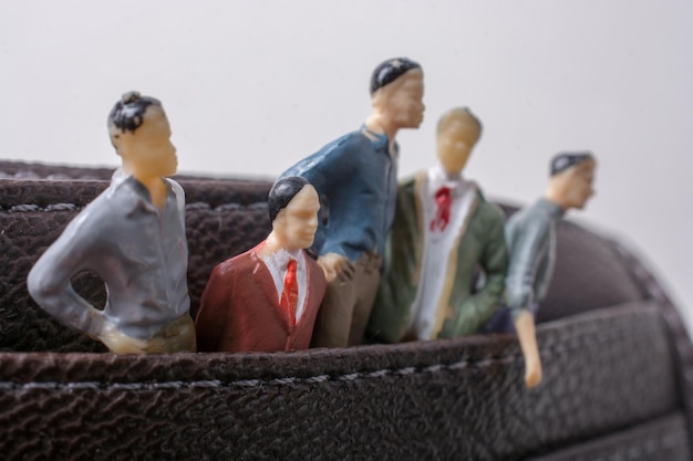 Piccola statuetta di un gruppo di uomini modello in miniatura nelle tasche