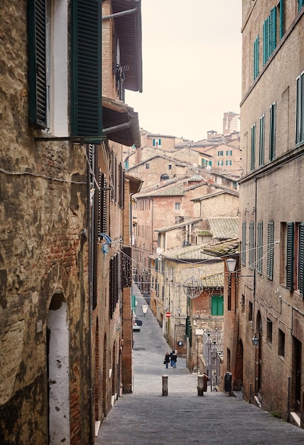 Piccola strada nel centro storico. Siena. Italia