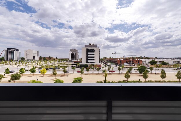 Piccola terrazza con alluminio grigio